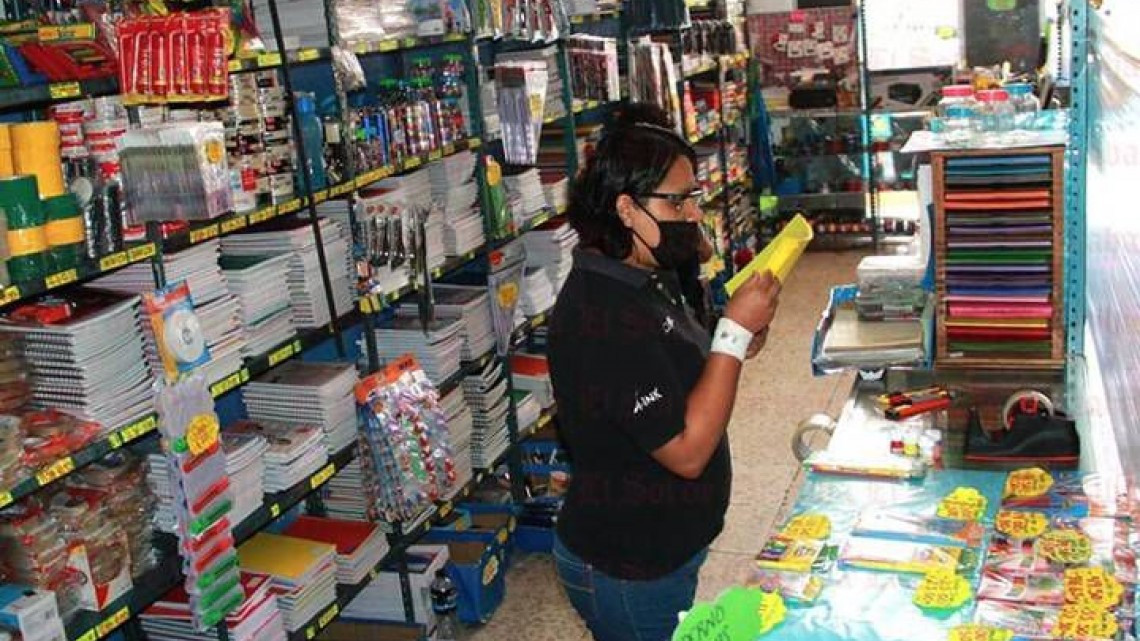 Pandemia pone en riesgo la venta de útiles y uniformes escolares en Nuevo Laredo 