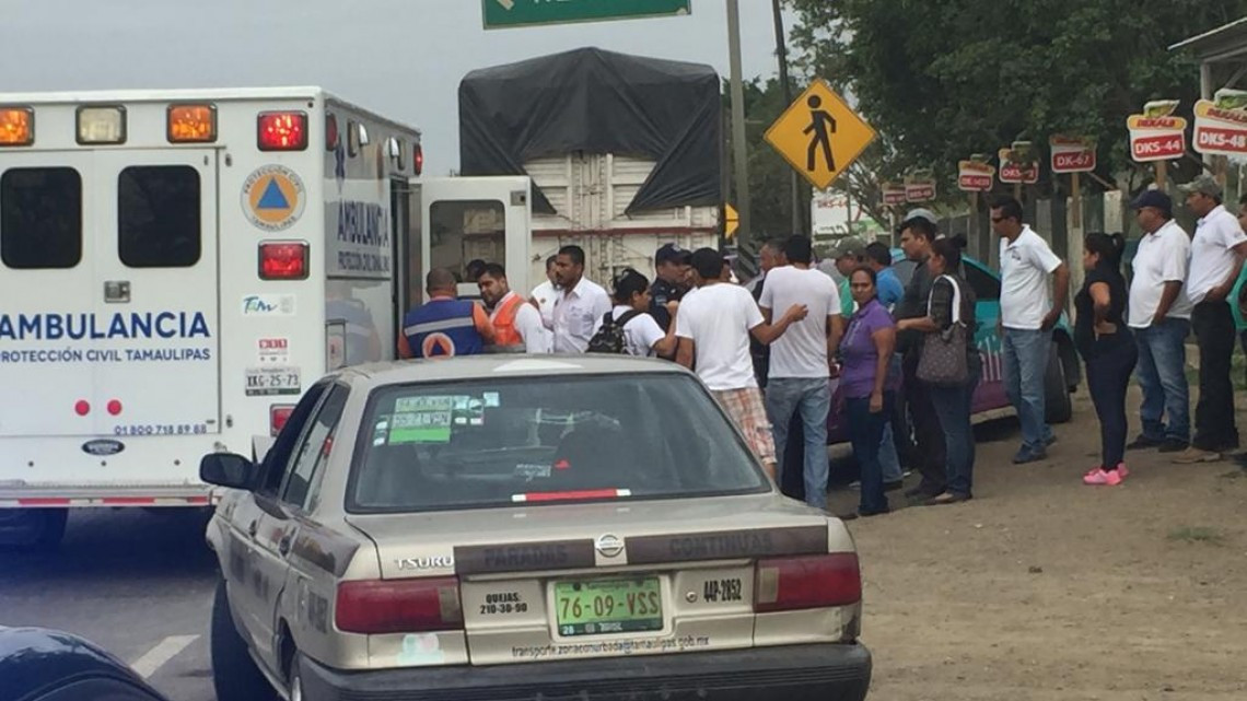Tráiler choca carro de ruta en carretera federal