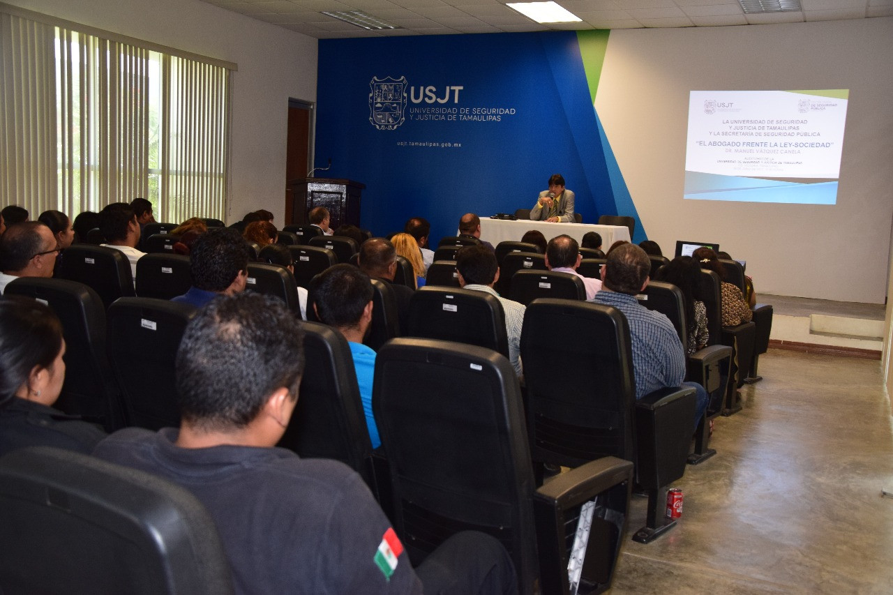 Celebran ponencia "El Abogado frente a la Ley-sociedad"