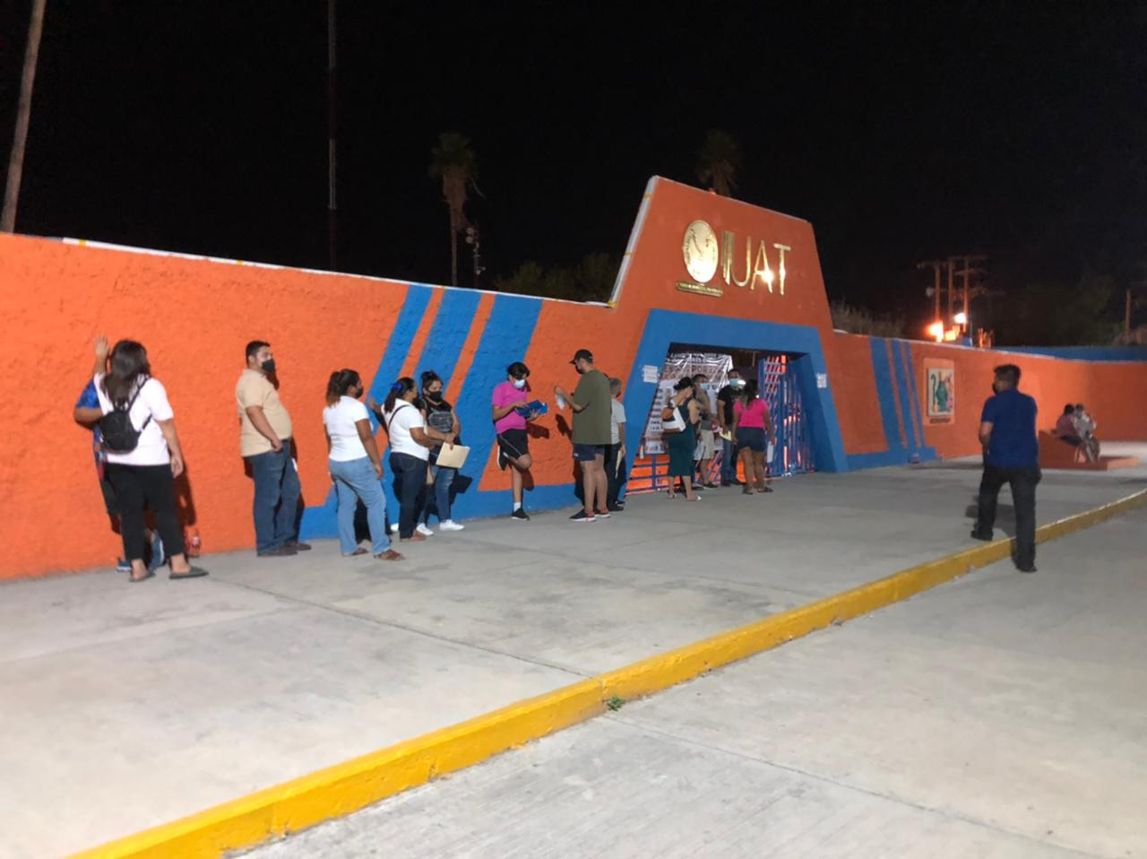 Se registran largas filas en el módulo de vacunación nocturno en Nuevo Laredo