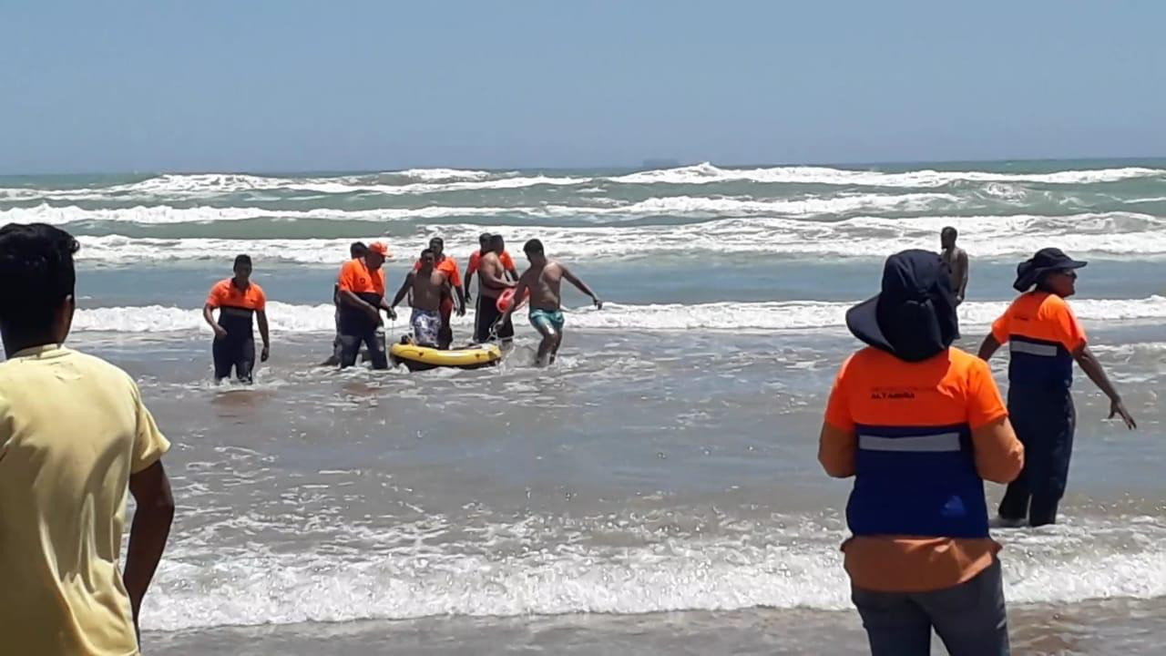 Pronto rescate acuático salva vida a dos jóvenes bañistas en Playa Tesoro