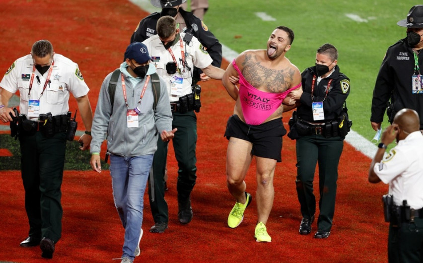 Intruso del Super Bowl ganó 7 millones y medio de pesos por saltar a la cancha