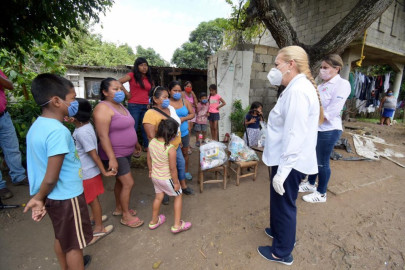 Efectúa Alma Laura Amparán entrega de despensas en colonia Lomas de Miralta