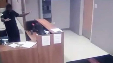 ¡De miedo! Ve un fantasma, pero nadie lo cree