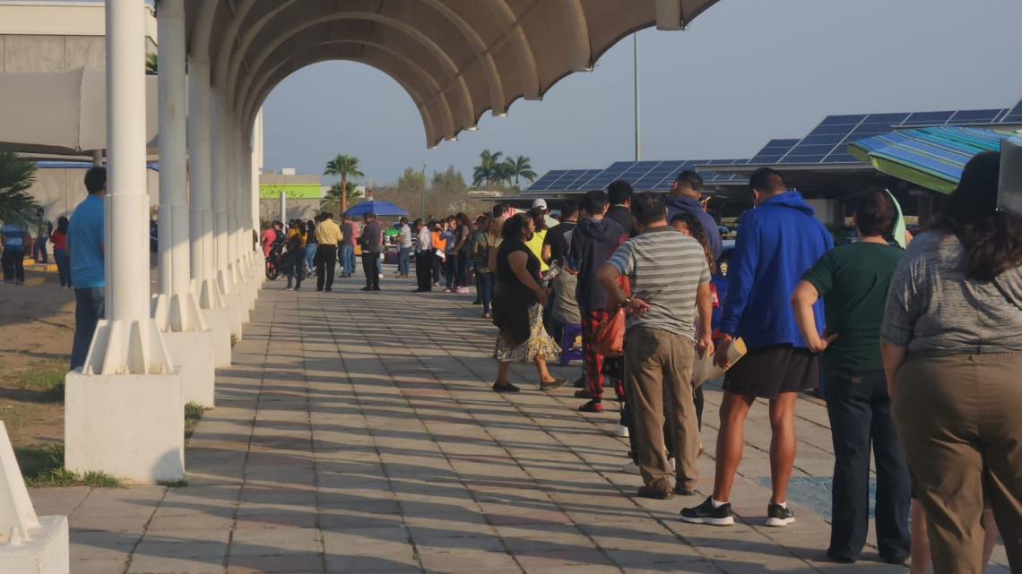 En último día de descuentos, abarrotada oficina Fiscal