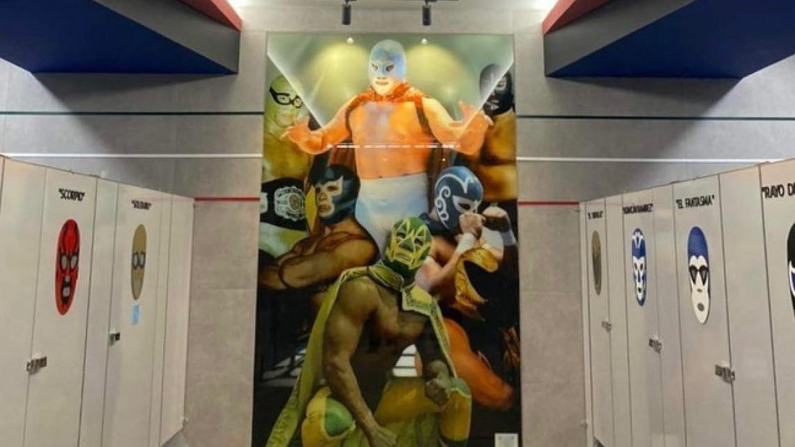 Lucha Libre y Xochimilco son plasmados en la decoración de los baños de AIFA 