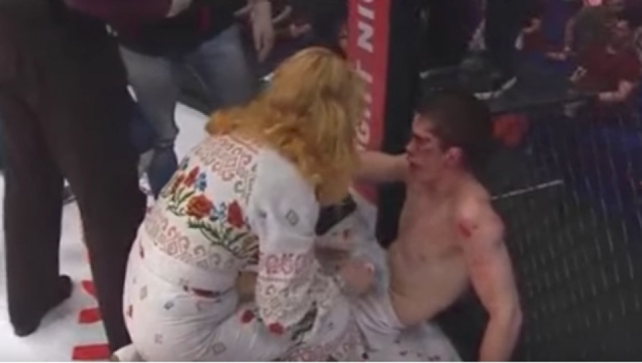 Pierde pelea y su madre lo regaña en público 