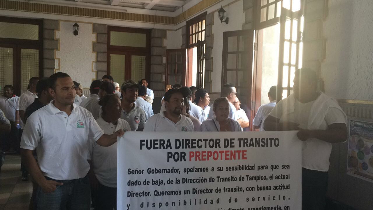 Bloquean choferes Av. Hidalgo, piden destitución de director de Tránsito