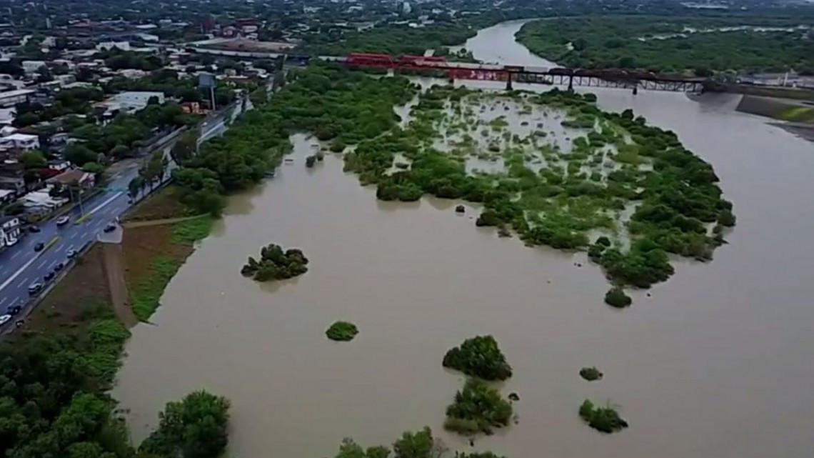 Inundado puente Juárez Lincoln