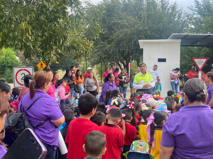 Niños y padres de familia se divierten y aprenden en escuelita vial