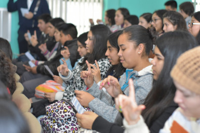 Imparten curso de lenguaje de señas en escuelas preparatorias