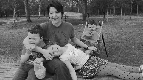 Mujer en Texas mata a sus tres hijos y luego se suicida