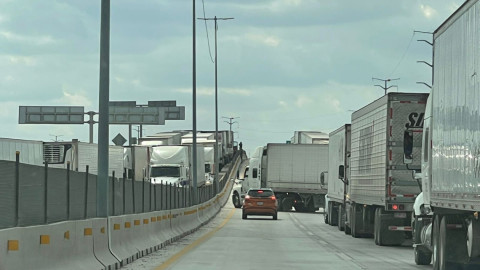 Se registran largas filas en puente Pharr por actualización de sistema en Aduana