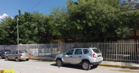 Fallece adolescente en secundaria tras convulsionar