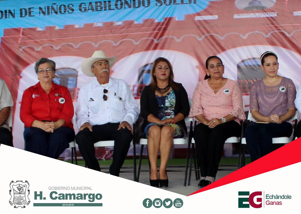 Alcaldesa acude a ceremonia de graduación de Jardín de Niños