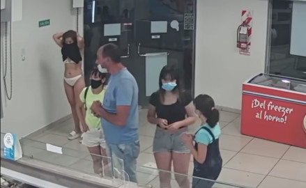 Mujer se quita su vestido para usarlo de cubrebocas 