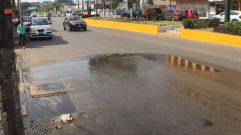 Llevan 4 meses soportando fuga de aguas negras