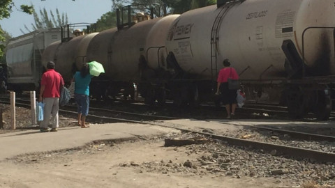 Dañan malla que limita cruzar frente al tren