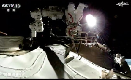 Realizan astronautas chinos segunda caminata espacial 