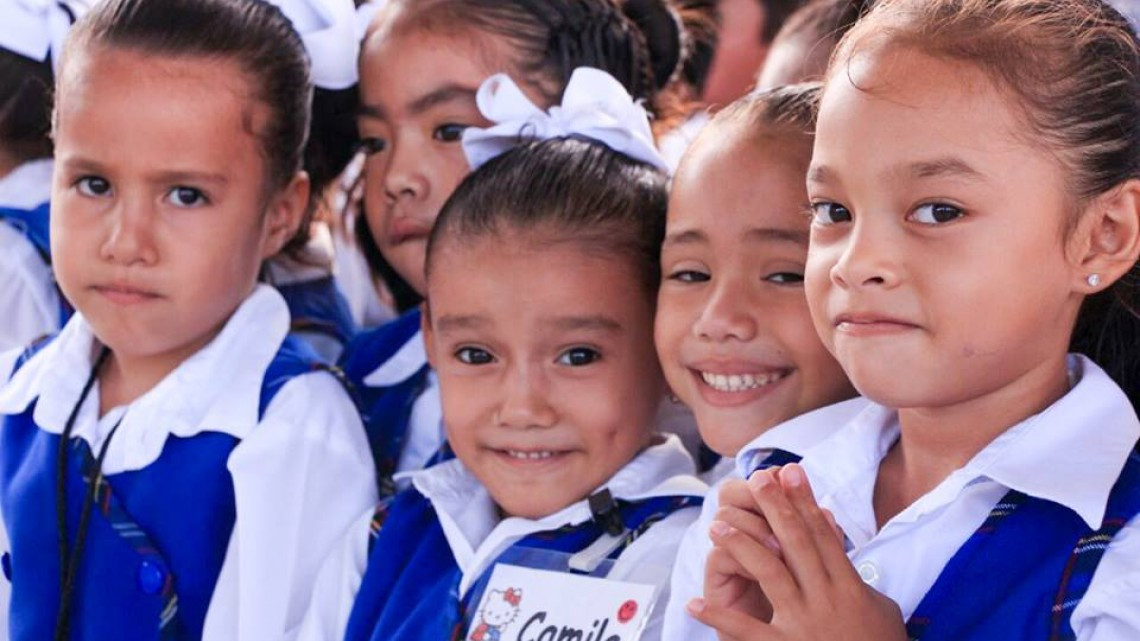 Alcaldesa inauguran plaza comunitaria