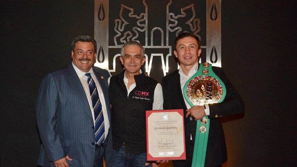 “GGG” entrega juguetes en la CDMX 