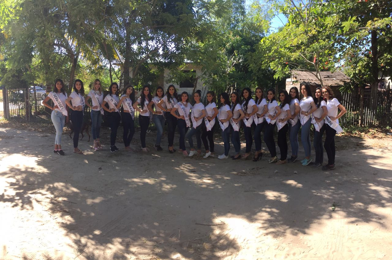 Reinas de belleza entregan cobijas a personas de escasos recursos