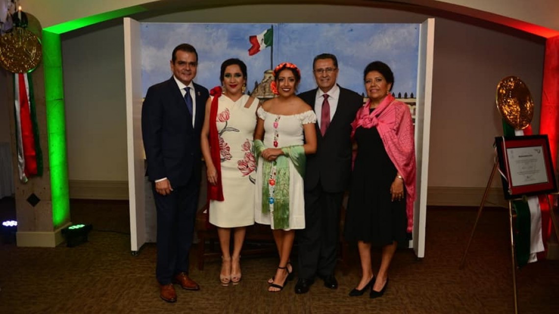 Festejan miles de neolaredenses Grito de Independencia de México   