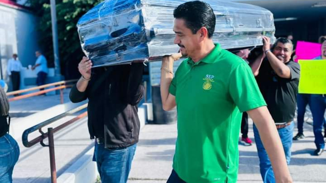 Maestros protestan con ataúd frente al ISSSTE por mal servicio