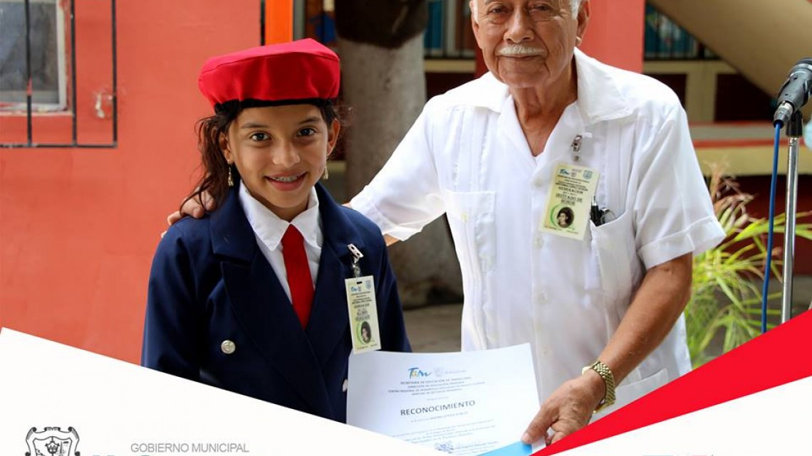 Acude alcaldesa a graduación de escuela primaria