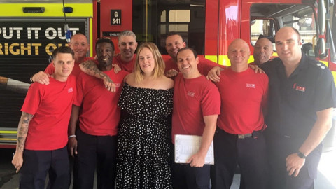 Adele visita a bomberos de Londres después de incendio