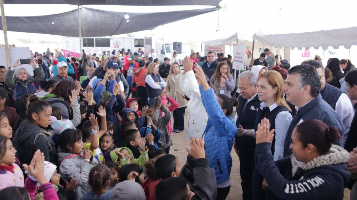 "Abrazando Familias" visita colonia 10 de mayo