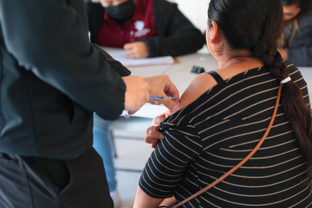 Aprovechan ciudadanos vacunación contra la influenza en central de camiones