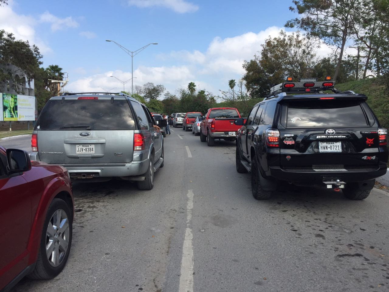 Puentes Internacionales de Matamoros registran largas filas y tiempo de espera de hasta 3 horas   