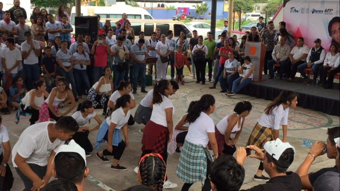 Fomentan participación estudiantil con zumbatón