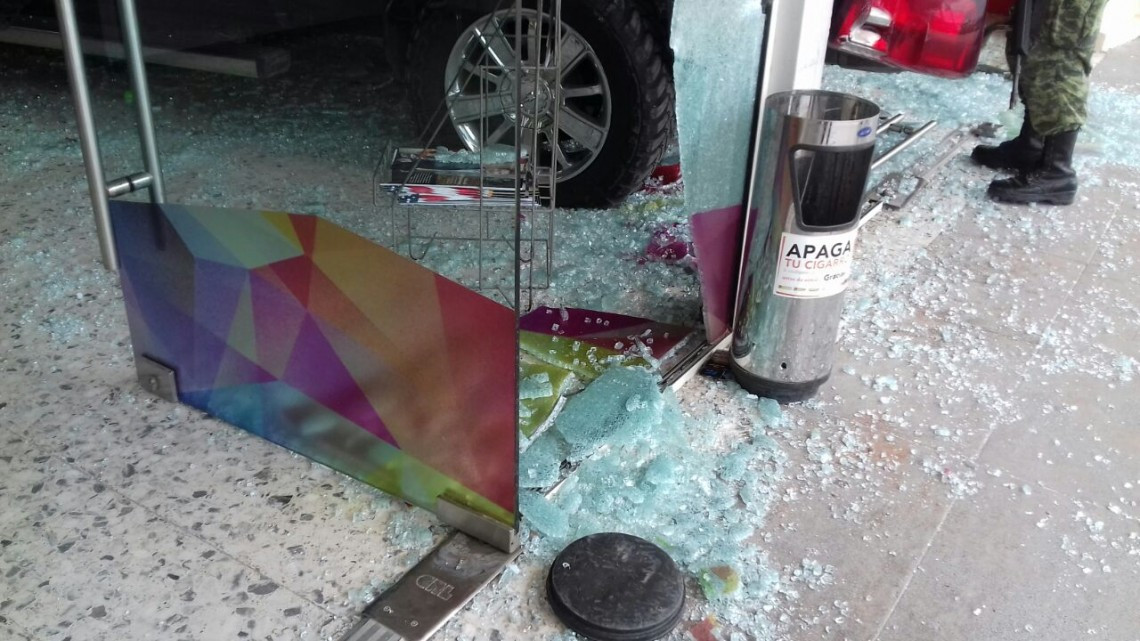 Camioneta se impacta en presidencia municipal de Rio Bravo