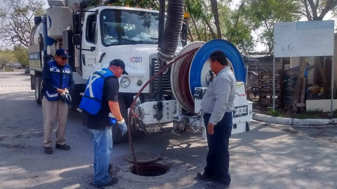 Comapa trabaja con equipo vactor
