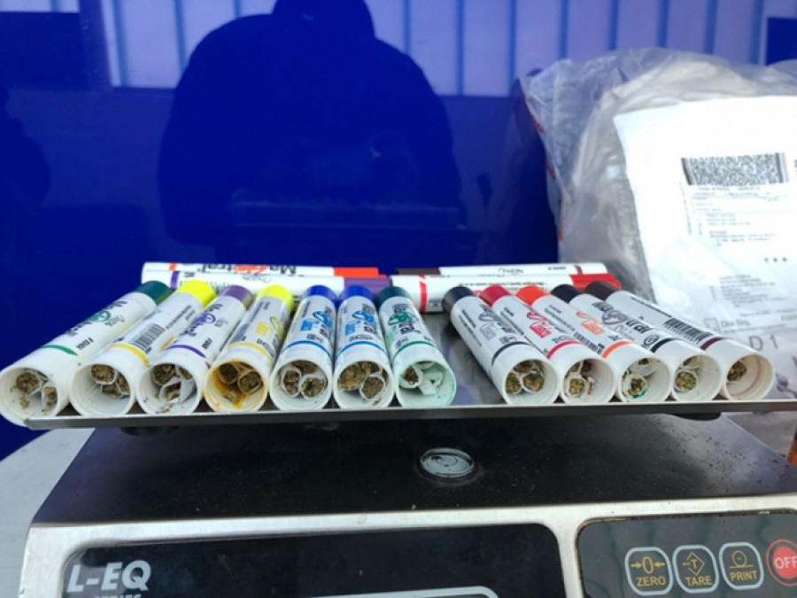Aseguran plumones con marihuana en su interior