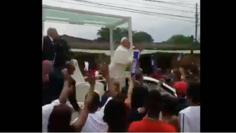 Momento en el que el Papa Francisco se golpea con el papamóvil