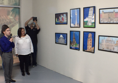 Joven con autismo presenta exposición pictórica