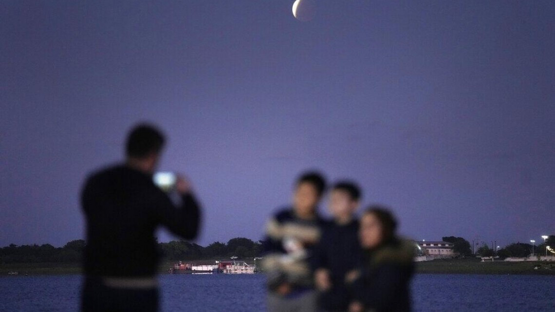 Así se vivió en México y otras partes del mundo, el eclipse lunar más largo del siglo 
