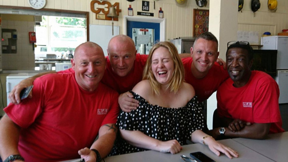 Adele visita a bomberos de Londres después de incendio