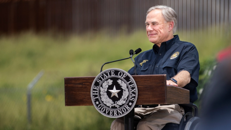 Encabeza Greg Abbott ceremonia de juramento al militar Monie Ulis, en Mission, TX