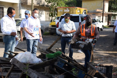 Va Chucho Nader casa por casa, entrega despensas y limpian colonias