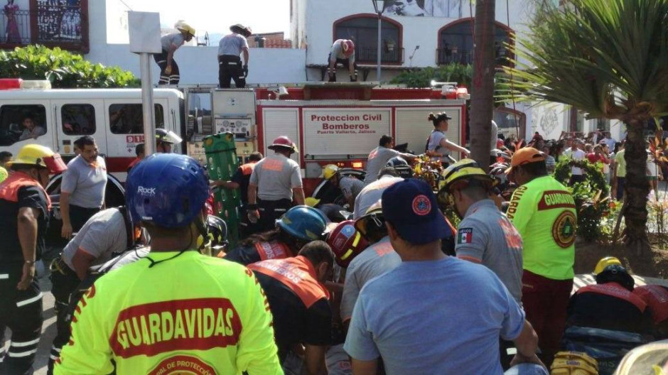 Bomberos de Jalisco sufren accidente durante desfile