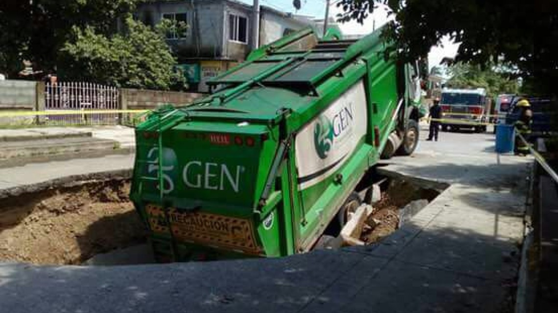 Camión recolector cae en socavón en la colonia Lázaro Cárdenas