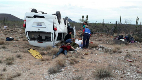 Se vuelca auto de la caravana de Marichuy; la reportan estable