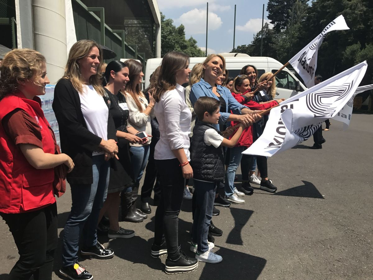 Camiones con despensa parten para apoyo de damnificados