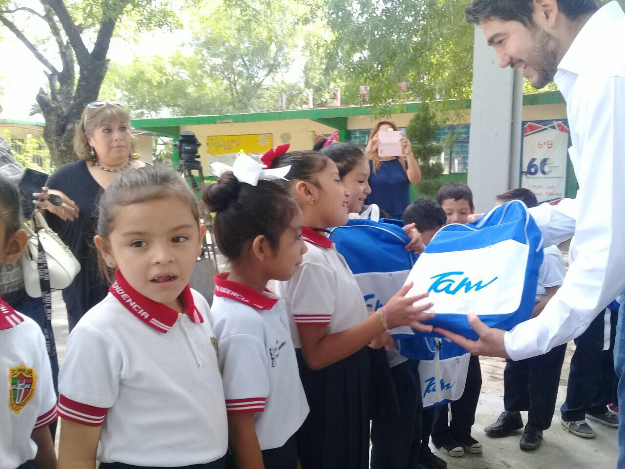 Héctor Escobar entrega mochilas y útiles escolares