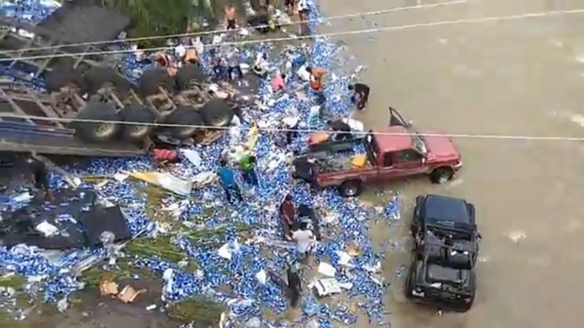 Trailer con cervezas sufre aparatoso accidente