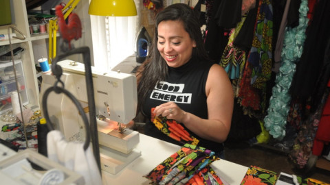 Ante la escasez, diseñadora de moda confecciona mascarillas para trabajadores de salud